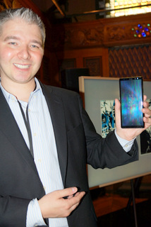 Samsung's Greg Bartholomew with Galaxy Note 8 (Techstination photo by L. Fishkin)