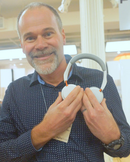 Plantronics' Tom Criswell with BackBeat 500 (Techstination photo by L. Fishkin)