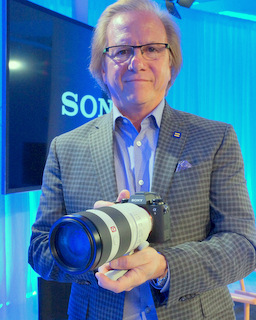 Sony Electronics President Mike Fasulo with a9 and new 100-400 G lens (Techstination photo by Lori Fishkin)