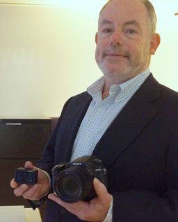 Sony's Mark Weir with RX10 IV & RX0 (Techstination photo by L. Fishkin)