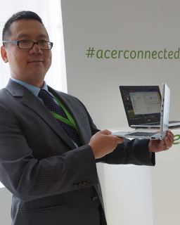 Acer's David Huang with Aspire Switch 10 (BootCamp photo by L. Fishkin)