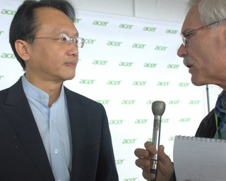 Acer CEO Jason Chen with Fred Fishkin (BootCamp photo by L. Fishkin)