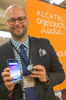 Alcatel One Touch's Jason Gerdon with Idol 3 (BootCamp photo by L. Fishkin)