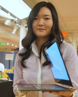 HP Product Manager Bonnie Jiang with Spectre notebook (BootCamp photo by L. Fishkin)