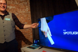 Logitech's Steven Mekler with Spotlight presenation remote (Techstination photo by L. Fishkin)