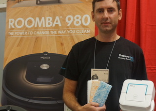 iRobot's James Baussmann with Braava Mopping Robot (BootCamp photo by L. Fishkin)