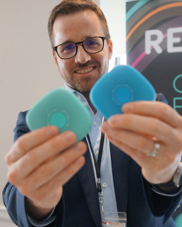 Republic Wireless SVP Jon Schniepp with Relay (Techstination photo by L. Fishkin)