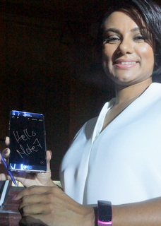 Samsung's Suzanne Da Silva with Galaxy Note 7 (BootCamp photo by L. Fishkin)
