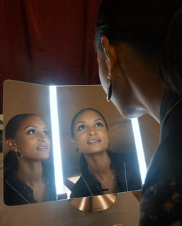 Mia Fields with SimpleHuman Sensor Mirror (Techstination photo by L. Fishkin)