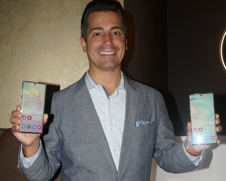 Samsung's Adam Kuhn with Galaxy Note 10 and Note 10 plus (Techstination photo by L. Fishkin)