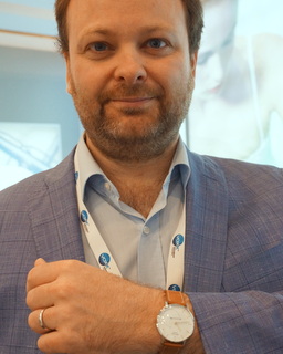 Withings CEO Cedric Hutchings with Activite' watch (BootCamp photo by L. Fishkin)