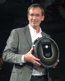 iRobot CEO Colin Angle with Roomba 980 (BootCamp photo by L. Fishkin)